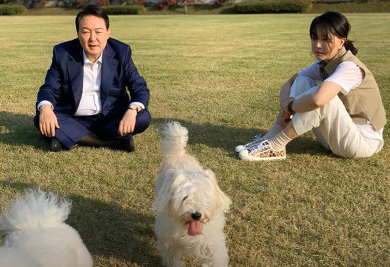 윤석열 대통령과 부인 김건희 여사가 반려견들과 용산 대통령실 잔디밭에서 앉아있는 모습이 29일 공개됐다. (건희사랑) 2022.5.29/뉴스1