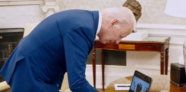 지난달 31일(현지시간) 조 바이든 미국 대통령이 백악관 오벌오피스에서 그룹 방탄소년단(BTS)에게 ‘버터(Butter)’를 틀어주고 있다. 백악관 유튜브 채널 영상 캡처