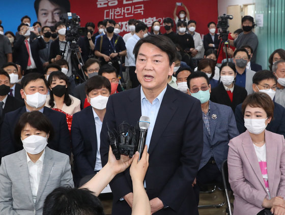 안철수 국민의힘 성남 분당갑 후보가 제8회 전국동시지방선거 투표일인 1일 오후 경기 성남시 분당구 야탑역 인근에 위치한 선거사무소에서 당선이 확실해지자 소감을 밝히고 있다. 2022.6.1/뉴스1 © News1