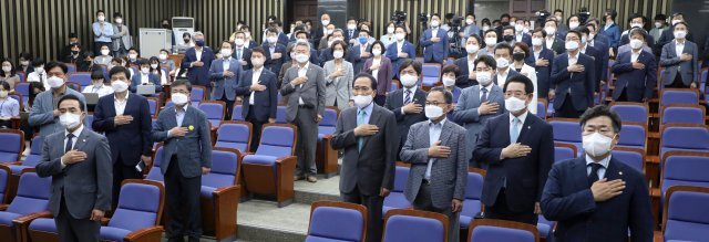 박홍근 더불어민주당 당대표 직무대행 겸 원내대표를 비롯한 참석 당무위원, 국회의원들이 3일 오후 서울 여의도 국회에서 열린 더불어민주당 당무위원-국회의원 연석회의에서 국민의례를 하고 있다. 2022.06.03. 뉴시스