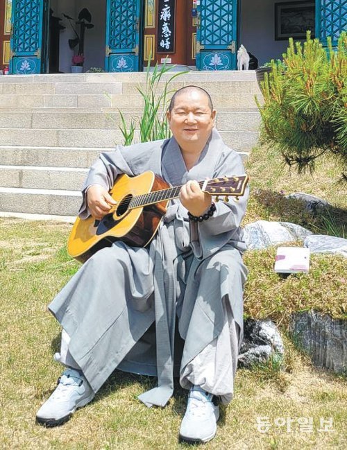 충남 서산시 서광사에서 2일 만난 도신 스님이 기타를 치고 있다. ‘노래하는 스님’으로 알려진 도신 스님은 2018년 등단해 지난달 첫 시집을 냈다. 서산=김갑식 문화전문기자 dunanworld@donga.com