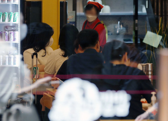 서울 명동의 한 분식집에서 직장인들이 점심식사를 하고 있다. 2022.5.25 뉴스1