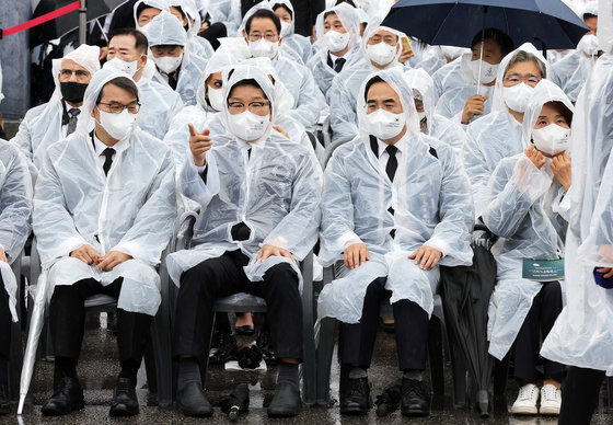 6일 서울 동작구 국립서울현충원에서 열린 제67회 현충일 추념식에서 국민의힘 권성동 원내대표와 더불어민주당 박홍근 당대표 직무대행 겸 원내대표가 대화를 나누고 있다. (대통령실사진기자단) 2022.6.6/뉴스1 © News1