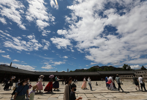 현충일 연휴 마지막 날인 6일 오후 서울 경복궁 위로 푸른 하늘이 펼쳐져 있다. 2022.6.6/뉴스1