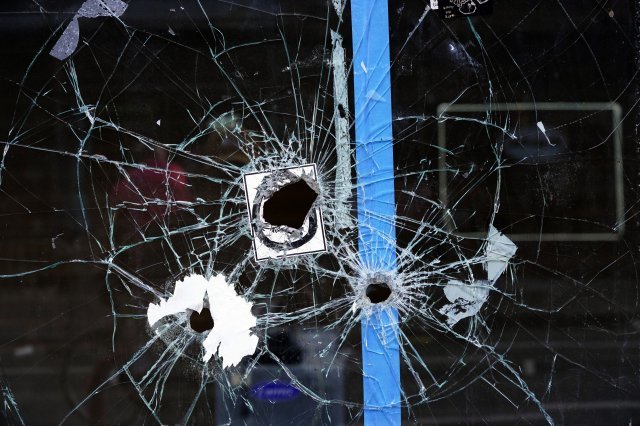 5일(현지시간) 미 펜실베이니아주 필라델피아의 사우스 스트리트 상점 유리창에 총격 흔적이 남아 있다. 필라델피아=AP/뉴시스
