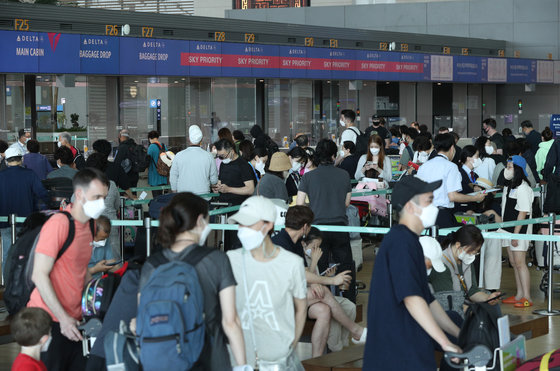 6일 오후 인천국제공항 2터미널에서 시민들이 출국 수속을 밟고 있다. 오는 8일부터 신종 코로나바이러스 감염증(코로나19) 백신 접종 여부와 내·외국인 여부 상관없이 해외에서 국내로 들어올 때 격리 의무가 면제된다. 8일 이전에 입국한 입국자도 격리 해제가 이날부터 소급 적용된다. 다만 입국 전후 검사 의무는 2회 유지한다. 코로나19 입국 검사에서 양성이 나오면 7일 격리해야 한다. 2022.6.6/뉴스1