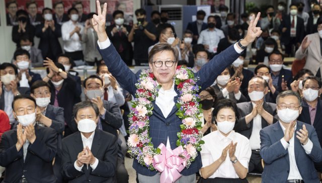 박형준 부산시장이 1일 오후 당선이 확실시되자 축하 꽃다발을 목에 걸고 기뻐하고 있다. 그는 역대 부산시장 중 가장 높은 득표율(66.36%)로 재선에 성공했다. 박형준 선거 캠프 제공