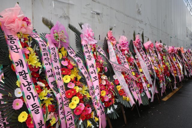 6일 오전 서울 여의도 더불어민주당 중앙당사 들머리에 이재명 의원 지지자들이 보내온 화환들이 놓여있다. 사진공동취재단