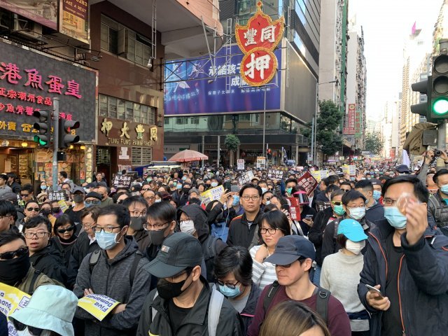 2019년 12월 8일 세계인권선언기념일을 맞이해 홍콩에서 열린 홍콩 민주화 시위에 수많은 시민들이 함께 행진하고 있다. 주최 측은 약 80만 명의 시민이 모였다고 추산했다. 출처=참여연대 국제연대위원회