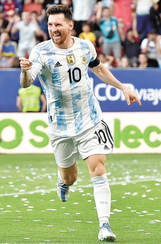 아르헨티나 축구 국가대표 리오넬 메시가 6일 스페인 팜플로나에서 열린 에스토니아와의 경기 후반 2분에 3-0을 만드는 골을
 넣은 뒤 세리머니를 하고 있다. 메시는 이날 혼자 5골을 넣고 팀의 5-0 완승을 이끌었다. 팜플로나=AP 뉴시스