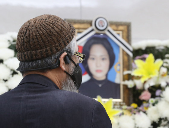 공군 성폭력 피해자 고(故) 이예람 중사 1주기를 하루 앞둔 20일 오전 경기 성남시 국군수도병원 장례식장에 마련된 빈소에서 故 이 중사의 아버지 이주완씨가 딸의 영정사진을 바라보고 있다. 2022.5.20/뉴스1