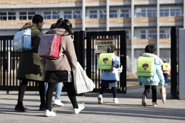 일본 센다이에서 초등학교 학생들이 등교하고 있다. AP/뉴시스