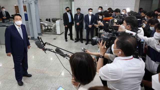 윤석열 대통령이 7일 서울 용산 대통령실 청사로 출근하며 취재진 질의에 답하고 있다. 2022.6.7 대통령실사진기자단