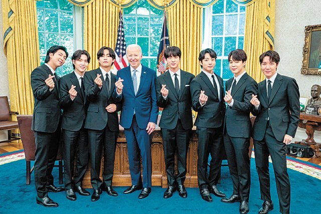 지난달 31일 백악관에서 만난 조 바이든 미국 대통령과 방탄소년단(BTS). 사진 출처 BTS 트위터