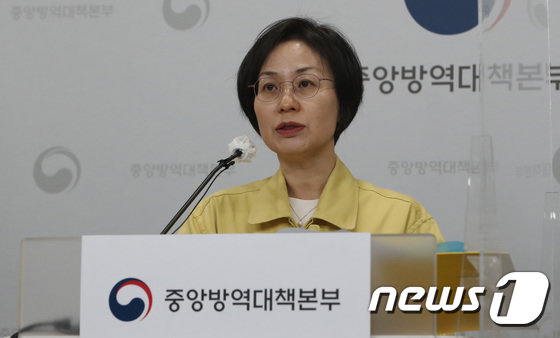 임숙영 중앙방역대책본부 상황총괄단장이 7일 오전 충북 청주시 오송읍 질병관리청에서 코로나 19 방역 및 8일부터 시행되는 해외입국자 시행 지침을 발표하고 있다. 뉴스1