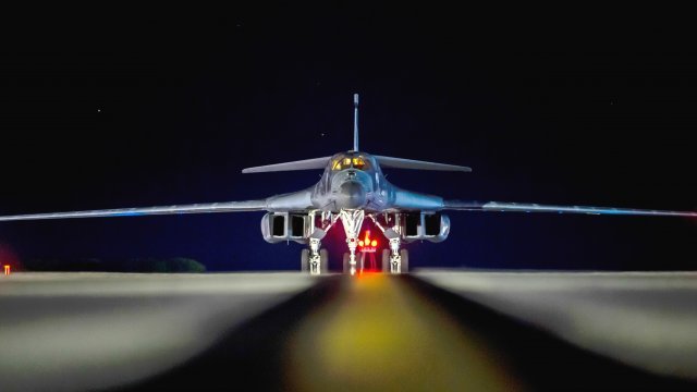 3일(현지시간) 엘스워스 공군 기지의 34 폭격 비행대에 배정된 공군 B-1B 랜서가 폭격 태스크포스 임무를 위해 도착한 후  괌 앤더슨 공군 기지의 유도로에서 대기하고 있다. 괌=미공군 제공