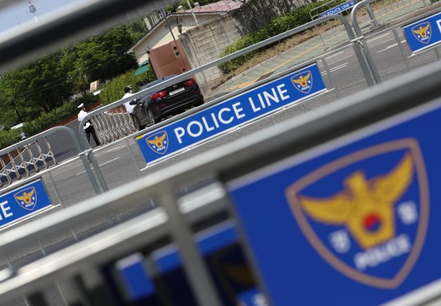 지난달 12일 오후 서울 용산구 이촌역 인근 대통령실 출입구(미군기지 13번 게이트)에 바리케이드가 설치돼 있다. 뉴스1