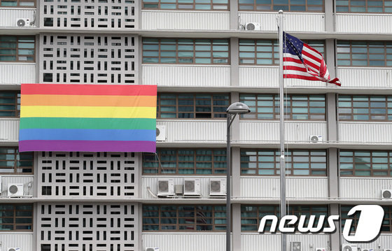 7일 오후 서울 종로구 주한미국대사관에 ‘’성소수자 인권의 달‘’을 맞아 성소수자(LGBT)를 상징하는 ‘’무지개 깃발‘’이 걸려 있다. 뉴스1