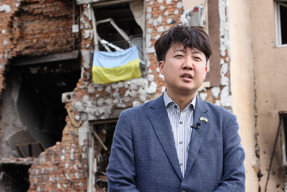 이준석 국민의힘 대표가 지난 5일(현지시간) 우크라이나 이르핀 지역 현장을 둘러본 후 발언하고 있다. 국민의힘 제공