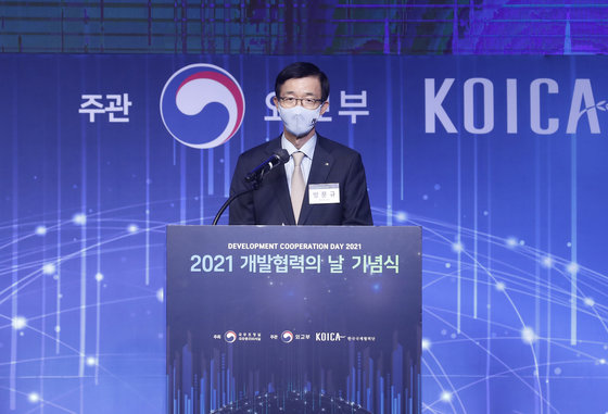 방문규 한국수출입은행장이 신임 국무조정실장으로 발탁됐다. 사진은 지난해 11월25일 서울 더케이호텔에서 열린 2021 개발협력의 날 기념식에서 축사를 하는 방 신임 실장의 모습. 2021.11.25/뉴스1 © News1