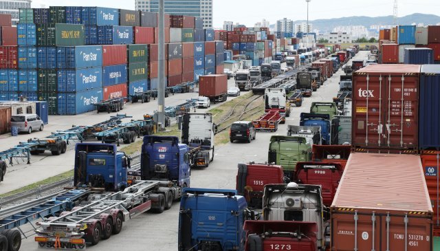 화물연대가 총파업을 시작한 7일 오후 경기 의왕 컨테이너 기지(IDC)에 운행을 멈춘 화물차들이 줄지어 서 있다. 의왕=신원건기자