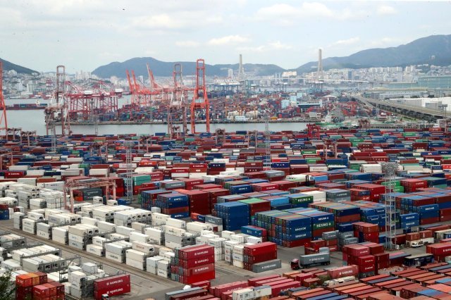 7일 0시를 기해 부산화물연대가 무기한 총파업에 돌입한가운데 7일 오전 부산 남구 신선대 부두에 컨테이너가 적재되어 있다. 부산=박경모 기자 momo@donga.com