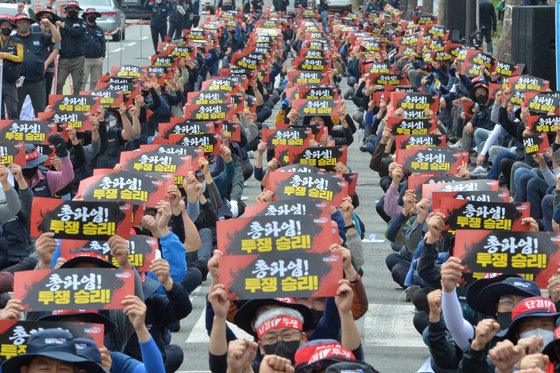 민주노총 전국공공운수노동조합 화물연대 포항지부 운송노동자 800여명이 7일 남구 철강공단 앞 포스코 대로에서 안전운임 일몰제 폐지와 안전운임 전차종·전품목 확대, 운송료 인상 지입제 폐지, 노동기본권 확대 및 산재보험 확대 등 5가지를 정부에 요구하며 구호를 외치고 있다. 2022.6.7 뉴스1