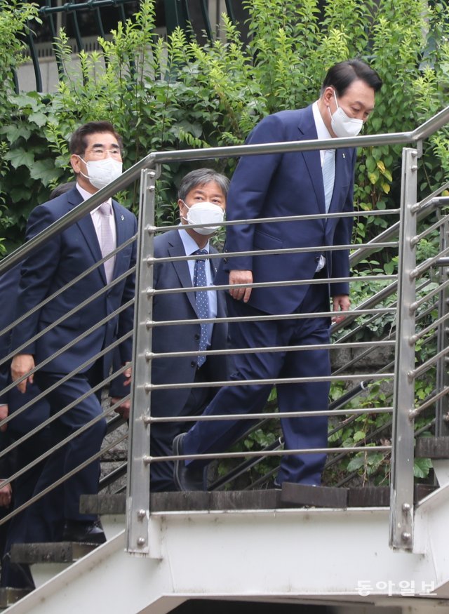 윤석열 대통령 일행이 청계천에서 산책을 하고 있다.