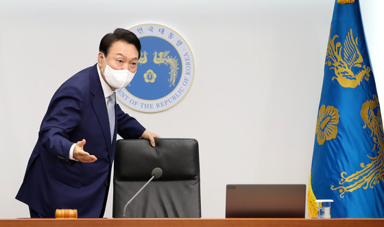 윤석열 대통령이 7일 용산 대통령실 청사 영상회의실에서 열린 국무회의에서 참석자들에게 자리 착석을 권하고 있다. 대통령실사진기자단