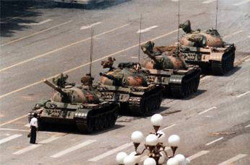 1989년 중국 톈안먼 사태 당시 베이징 창안제에서 진압군의 탱크를 막아선 한 청년. AP/뉴시스