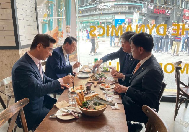 윤석열 대통령이 7일 서울 종로 인근 피자집에서 김대기 비서실장, 김용현 경호처장, 최상목 경제수석과 함께 점심식사를 하고 있다. 대통령실은 이날 ‘생일을 맞은 최상목 경제수석의 생일축하를 겸한 자리가 되었다’고 설명했다. 2022.6.7 대통령실 제공