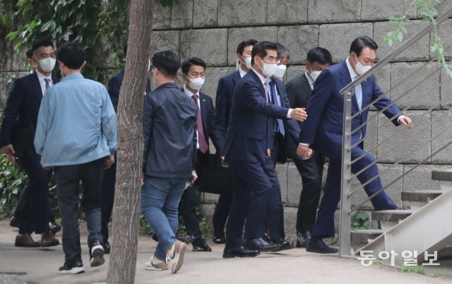 7일 오후 1시10분경 서울 청계천에서 감색 양복차림의 윤석열 대통령이 김대기 비서실장과 김용현 경호처장을 비롯한 10여명의 수행원과 함께 청계천 산책 후 계단을 통해 광교 방향으로 빠져 나가는 모습이 목격됐다. 윤대통령은 광화문 근처에서 최상목경제수석의 생일 축하 점심을 한 것으로 대통령실은 밝혔다.윤 대통령 뒤쪽 왼쪽부터 김용현,김대기, 최상목