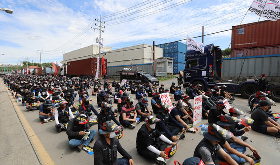 화물연대가 총파업에 돌입한 7일 오전 경기 의왕시 의왕ICD제1터미널 앞에서 민주노총 화물연대 소속 노조원들이 안전운임 일몰제 폐지를 요구하며 구호를 외치고 있다. 2022.6.7/뉴스1 © News1
