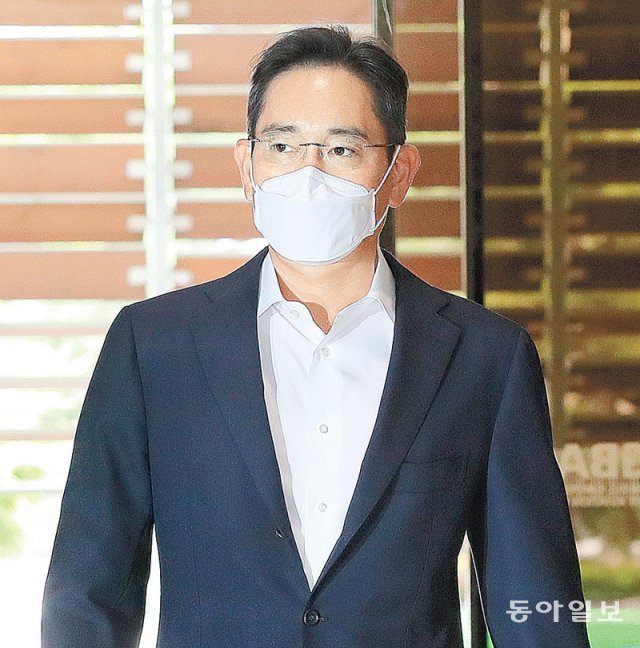 이재용 삼성전자 부회장이 7일 오전 서울 강서구 김포공항 비즈니스항공센터에서 전용기를 이용해 유럽으로 출국했다. 전영한 기자 scoopjyh@donga.com