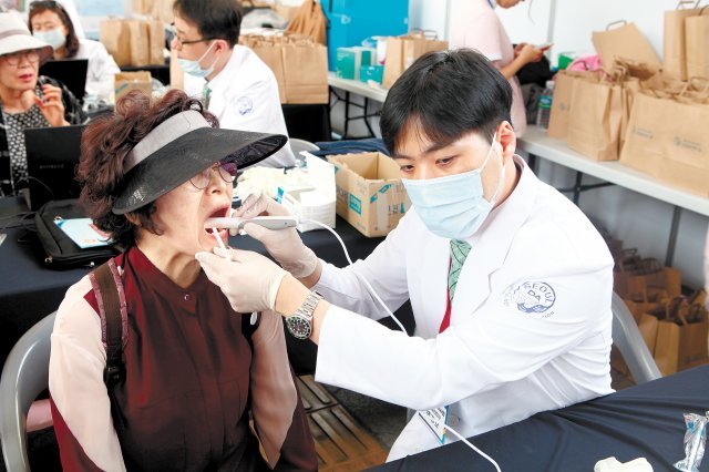서울시치과의사회가 2019년 구강보건의 날 기념 행사에서 시민들을 대상으로 구강검진을 하는 모습. 서울시치과의사회 제공