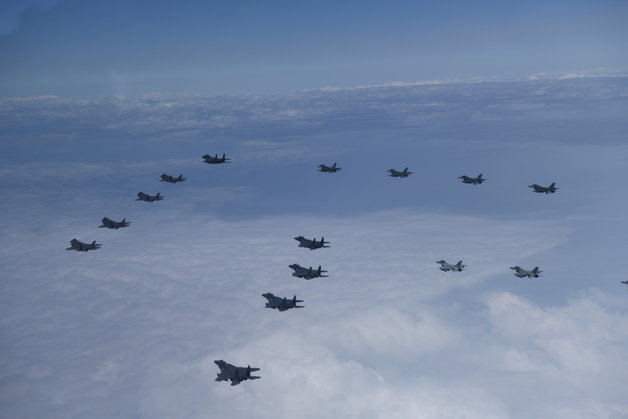 한미 공군 전투기가 7일 서해상 공역에서 편대비행 훈련을 하고 있다. (합동참모본부 제공) © 뉴스1