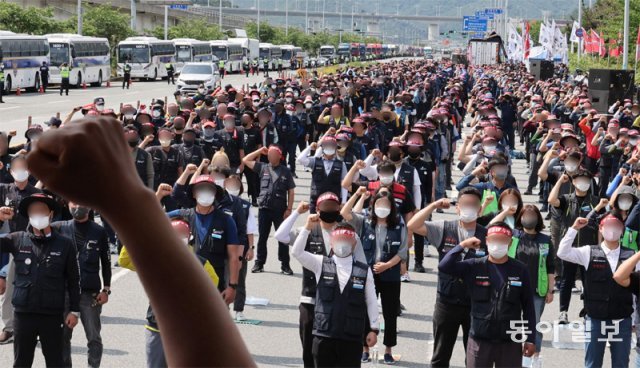 정부 “불법행위 엄단”… 몸싸움 화물연대 4명 현장서 체포