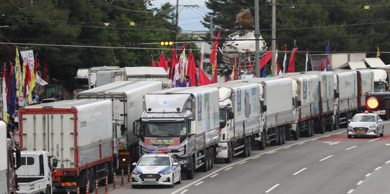 화물연대가 총파업에 돌입한 7일 오후 경기 이천시 하이트진로 이천공장 앞에 화물연대 소속 화물차들이 주차돼 있다.  /뉴스1