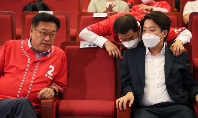 1일 서울 여의도 국회도서관에 마련된 ‘국민의힘 제8회 지방선거 개표상황실’에서 이준석 국민의힘 대표와 정진석 의원, 박대출 의원이 이야기를 나누고 있다. (공동취재) 뉴스1