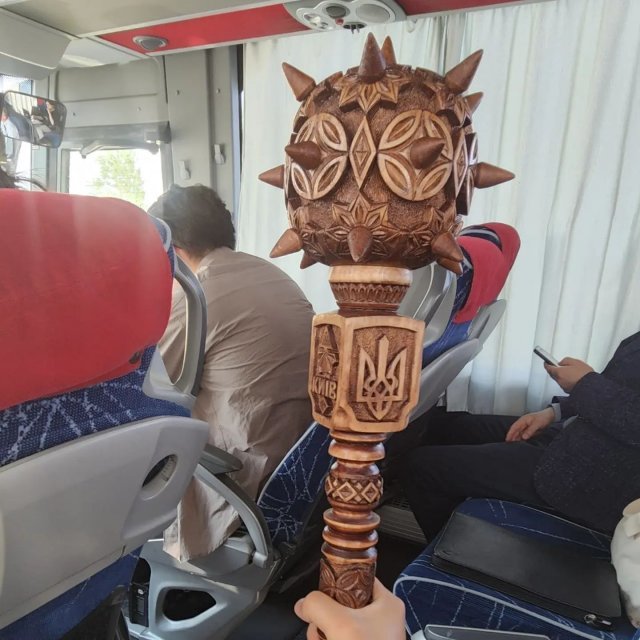 우크라이나 의원 측에서 전해온 답례품으로 코자크 족 지도자가 들고 사용하는 ‘불라바’라는 철퇴. 이준석 당 대표 페이스북 캡처