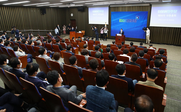 박홍근 더불어민주당 당대표 직무대행 겸 원내대표가 7일 서울 여의도 국회에서 열린 의원총회에 참석해 모두발언 하고 있다. (공동취재) 2022.6.7/뉴스1