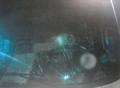 경남 거제시 삼성중공업 후문에서 화물연대 파업에 참여하는 노조원 1명이 집회와 상관없는 차량을 파손한 모습, 경남경찰청 제공