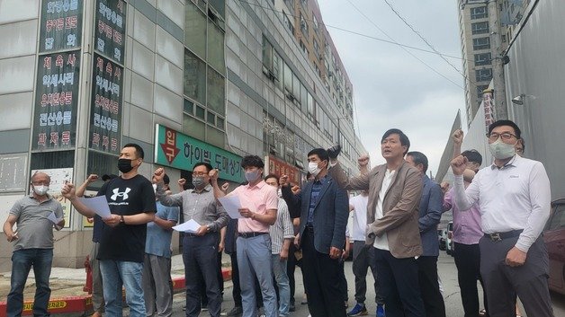 업무방해 혐의로 검찰에 송치된 광주 현대산업개발 아파트 신축공사 붕괴사고 현장 인근 상인들이 8일 현장에서 기자회견을 진행하고 있다. 2022.6.8/뉴스1