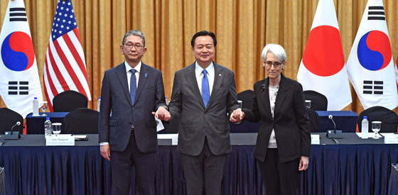 조현동 외교부 1차관(가운데)과 웬디 셔먼 미국 국무부 부장관(오른쪽), 모리 다케오(森健良) 일본 외무성 사무차관. 사진공동취재단