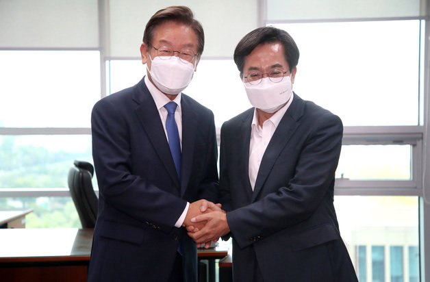 이재명 더불어민주당 의원이 8일 오후 서울 여의도 국회 의원회관 내 의원실에서 김동연 경기도지사 당선인과 만나 악수하고 있다.(공동취재) 2022.6.8/뉴스1