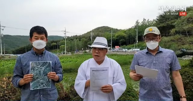 서울의소리 백은종(가운데) 대표가 문재인 전 대통령 사저 앞 시위를 비판하고 있다. 유튜브 채널 ‘서울의소리’ 캡처