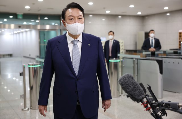 윤석열 대통령이 7일 서울 용산 대통령실 청사로 출근하며 취재진 질문에 답하고 있다. 대통령실사진기자단