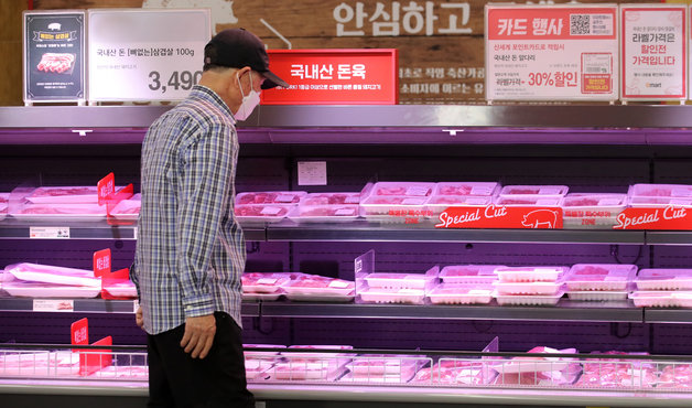 27일 서울 한 대형마트 정육매장에서 시민들이 돼지고기를 살펴보고 있다. 한국은행에 따르면 4월 축산물과 수산물 물가는 전월 대비 각각 7.4%, 2.6% 올랐다. 돼지고기가 무려 28.2% 올라 가장 많이 오른 품목으로 집계됐다. 2022.5.27/뉴스1