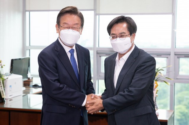 이재명 더불어민주당 의원(왼쪽)과 김동연 경기도지사 당선인이 8일 서울 여의도 국회 의원회관에서 만나 악수하고 있다. 사진공동취재단