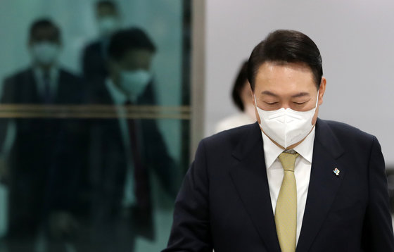 윤석열 대통령이 8일 오전 용산 대통령실 청사로 출근하고 있다. 대통령실사진기자단